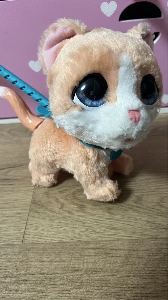 Киця furreal на повідку