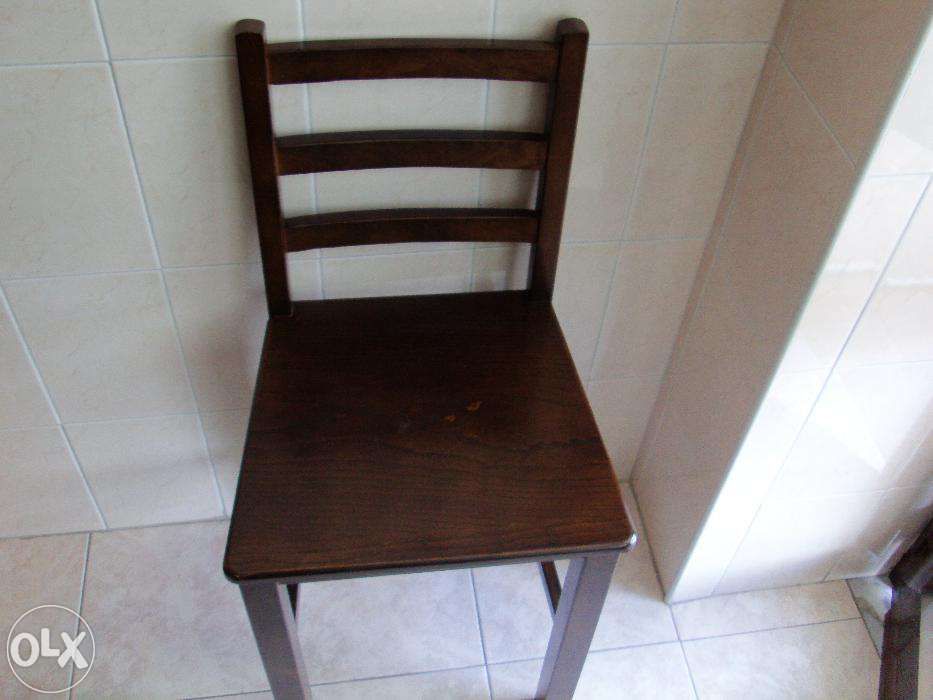 Cadeira em madeira, com 56 cm de altura.