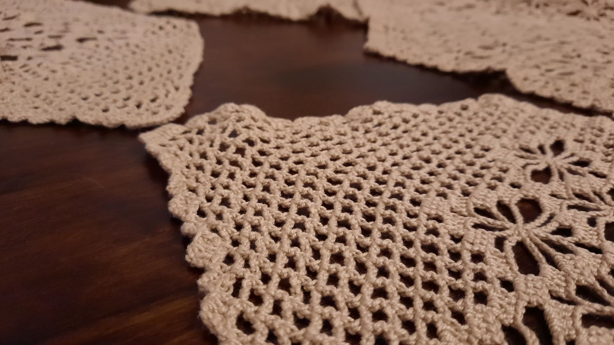 Caminhos em crochet beje