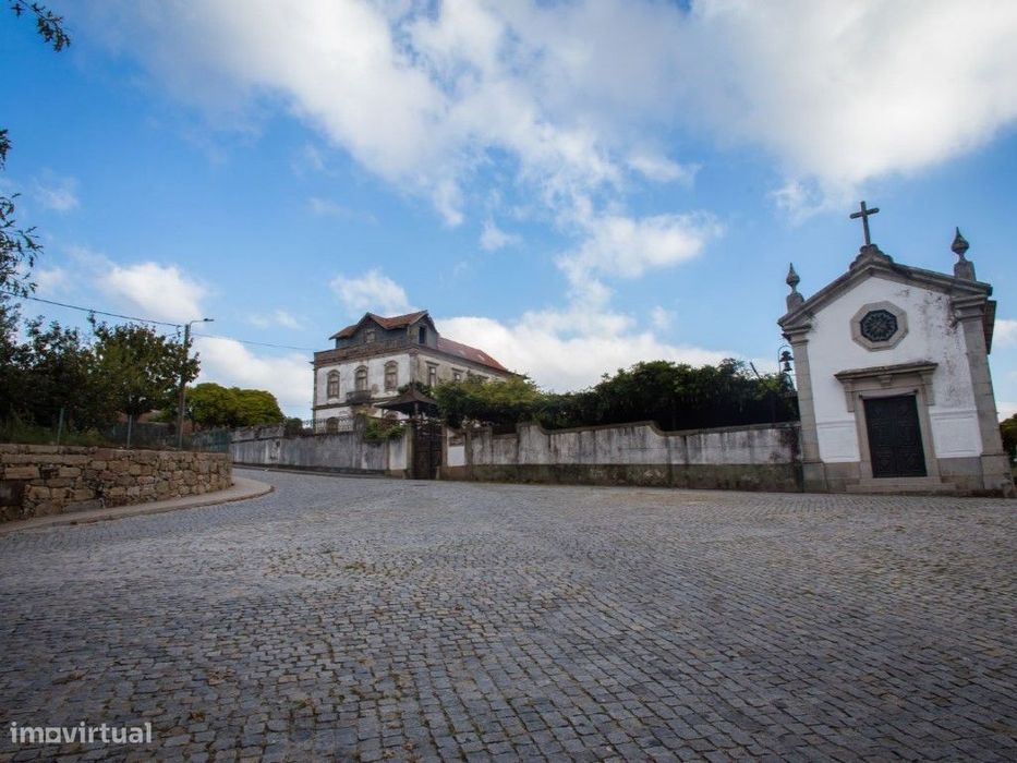 Quinta para restauro com capela