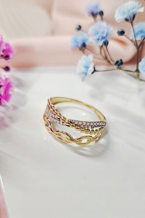 Złoty pierścionek, szeroki, cyrkonie, zawijany, kulki, pr 585 r. 19