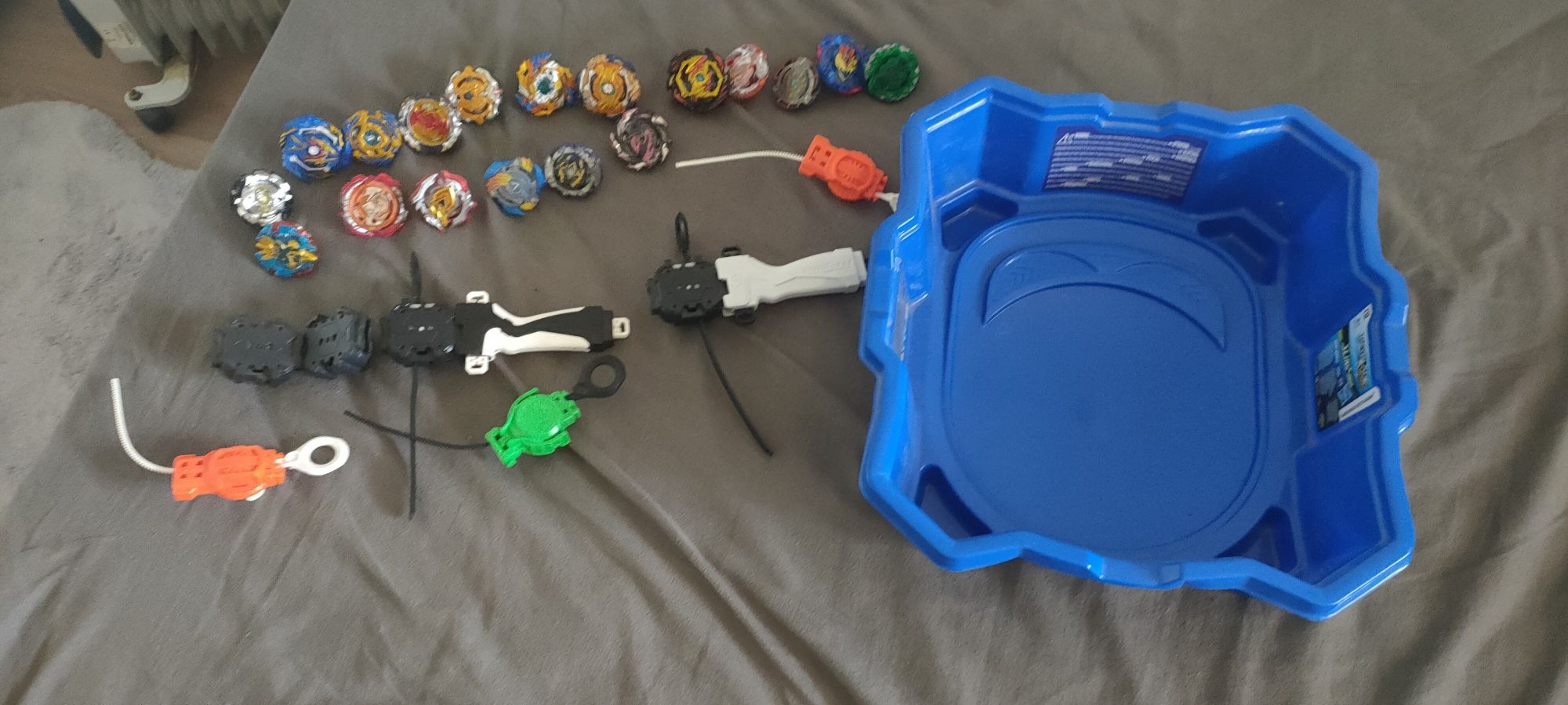 Beyblades com arena incluida