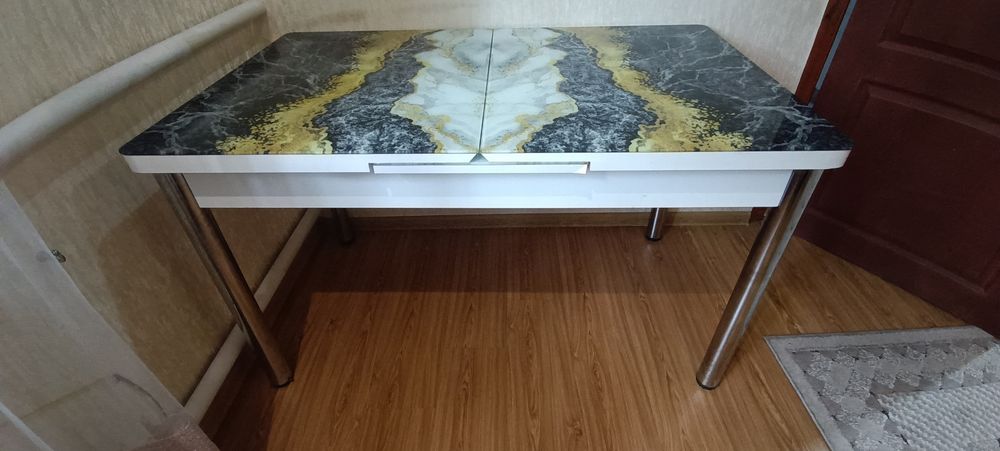 Продам стіл в гарному стані