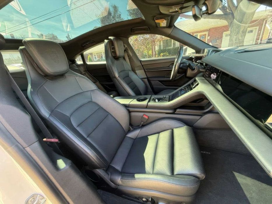 Porsche Taycan      2021