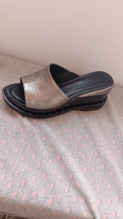 Шлёпанцы на танкетке