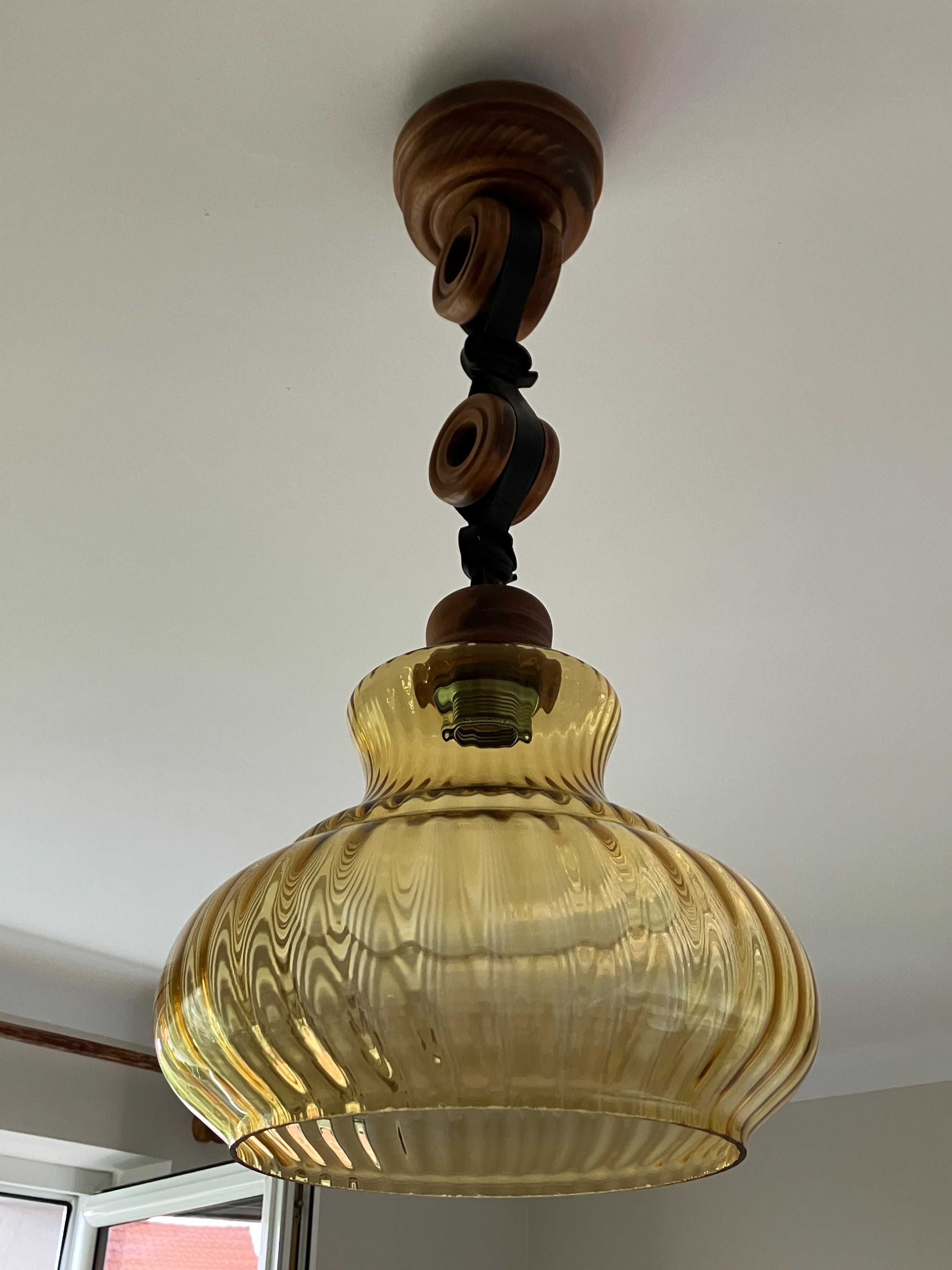 Lampa wisząca toczona z drewna i pięknym kloszem .