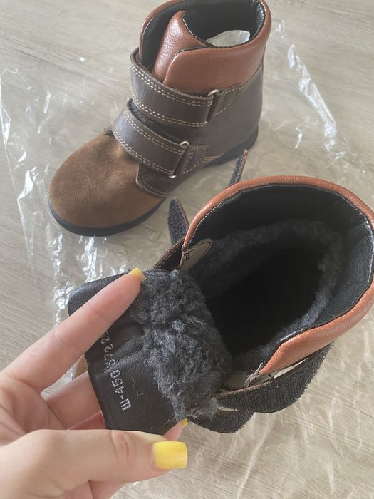 Отдам ботинки новые на деток