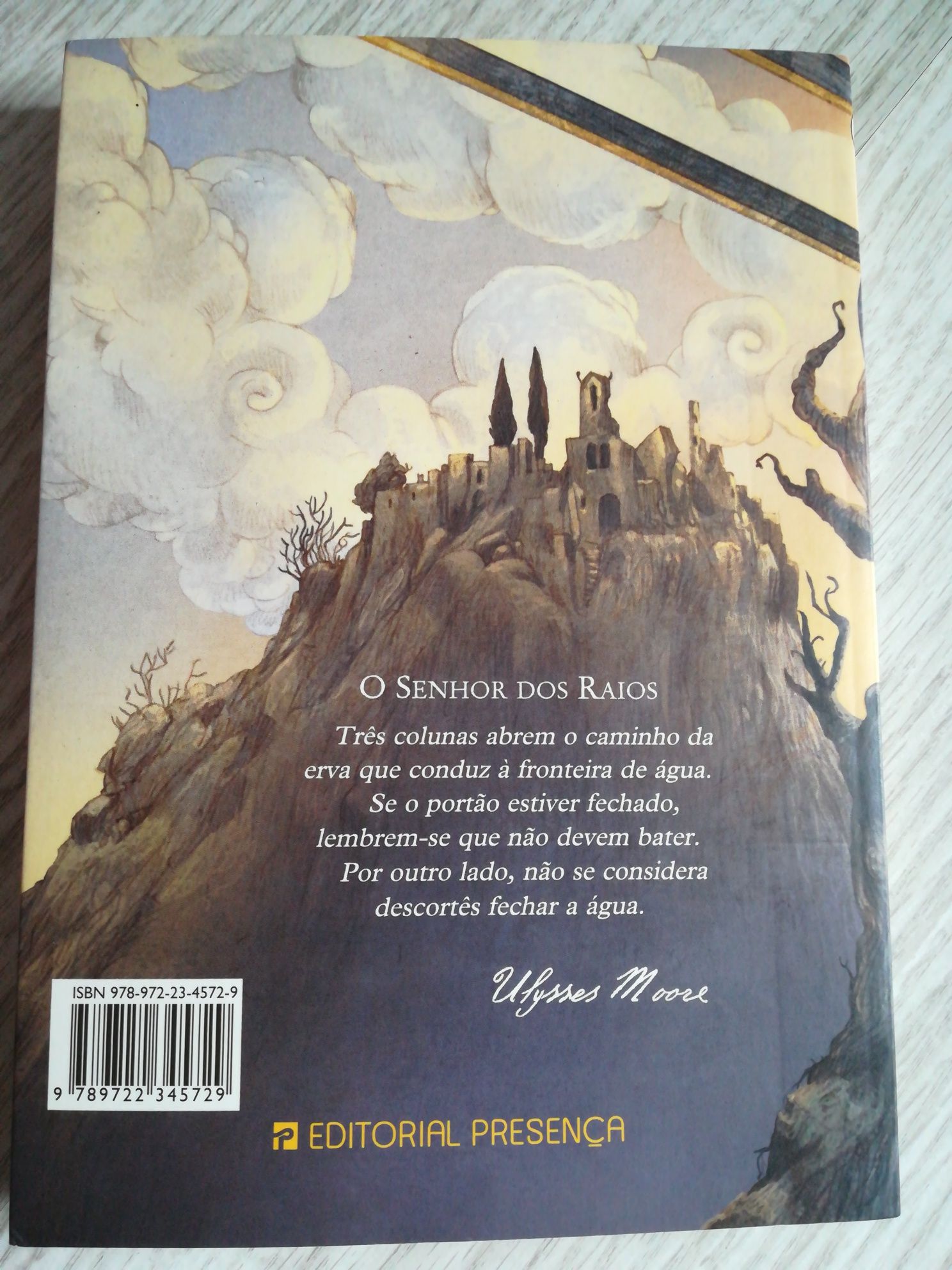 Livro "O senhor dos raios", de Ulysses Moore