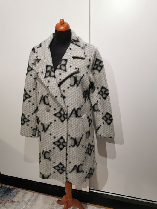 Krótki miękki płaszcz damski szary w czarne wzory 25% wełny