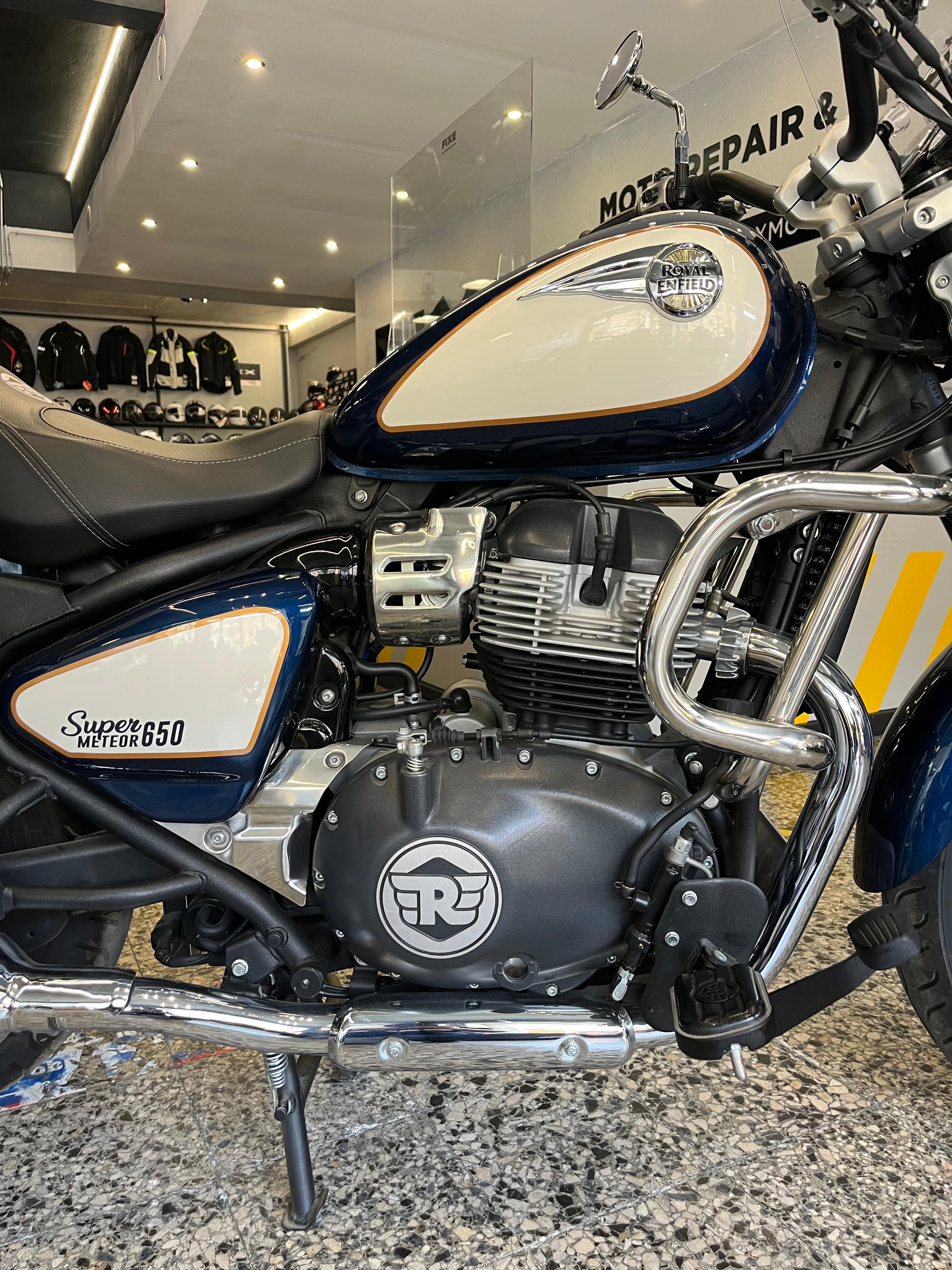 Royal Enfield Super Meteor 650 Grand Tourer 600 Kms Como Nova