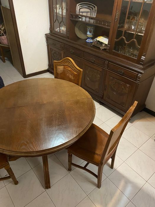 Mesa de sala em madeira com 4 cadeiras