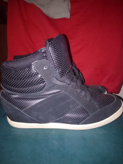 Женские  кроссовки черные.