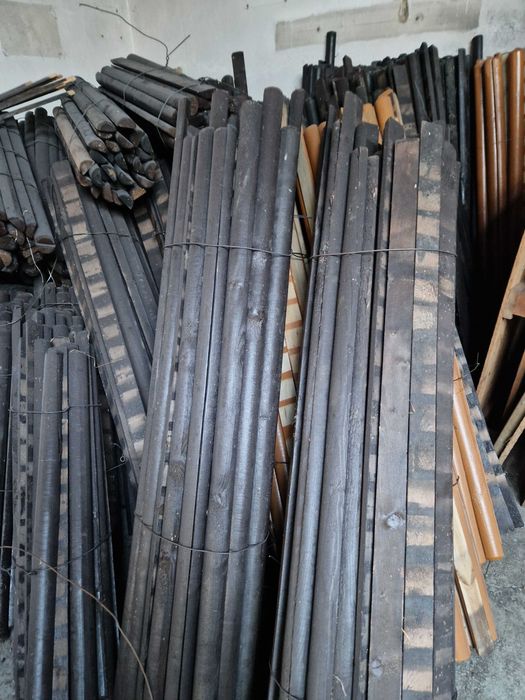 Półwałki, wałki, słupki, palisada drewniana, ogrodzenie, sztachety