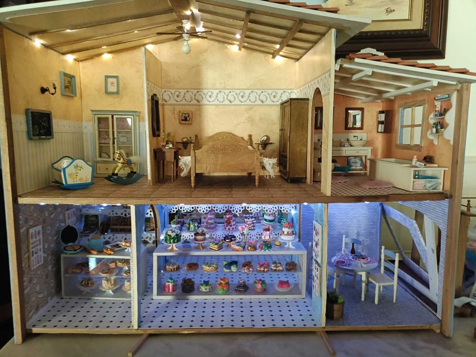 Casa de Bonecas Artesanal com Iluminação e Detalhes