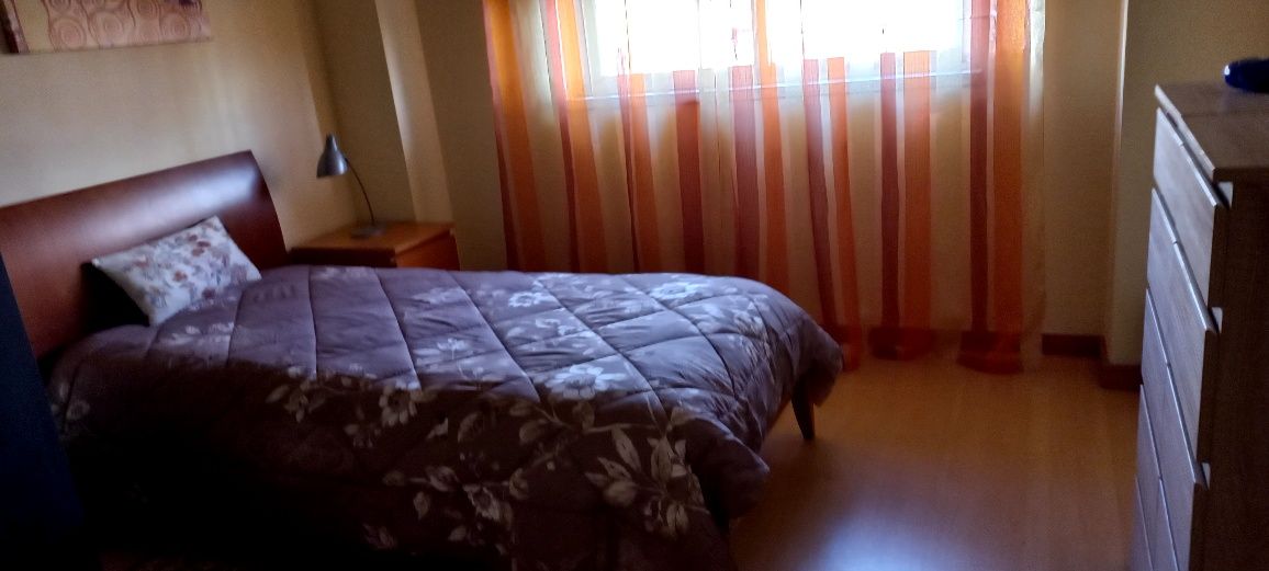 Quarto espaçoso e mobilado