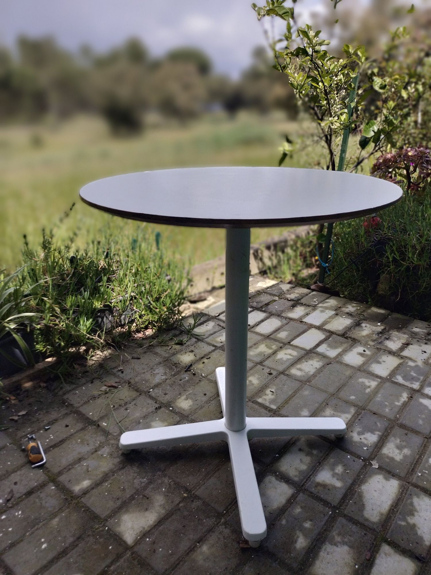 Mesa branca pequena da IKEA