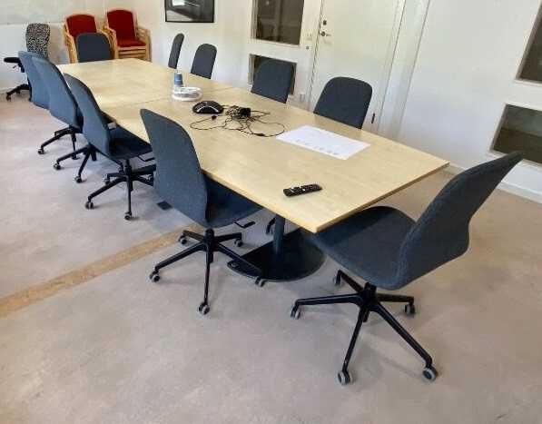 Stół konferencyjny 360cm i 10x krzesło na kółkach w zestawie do biura