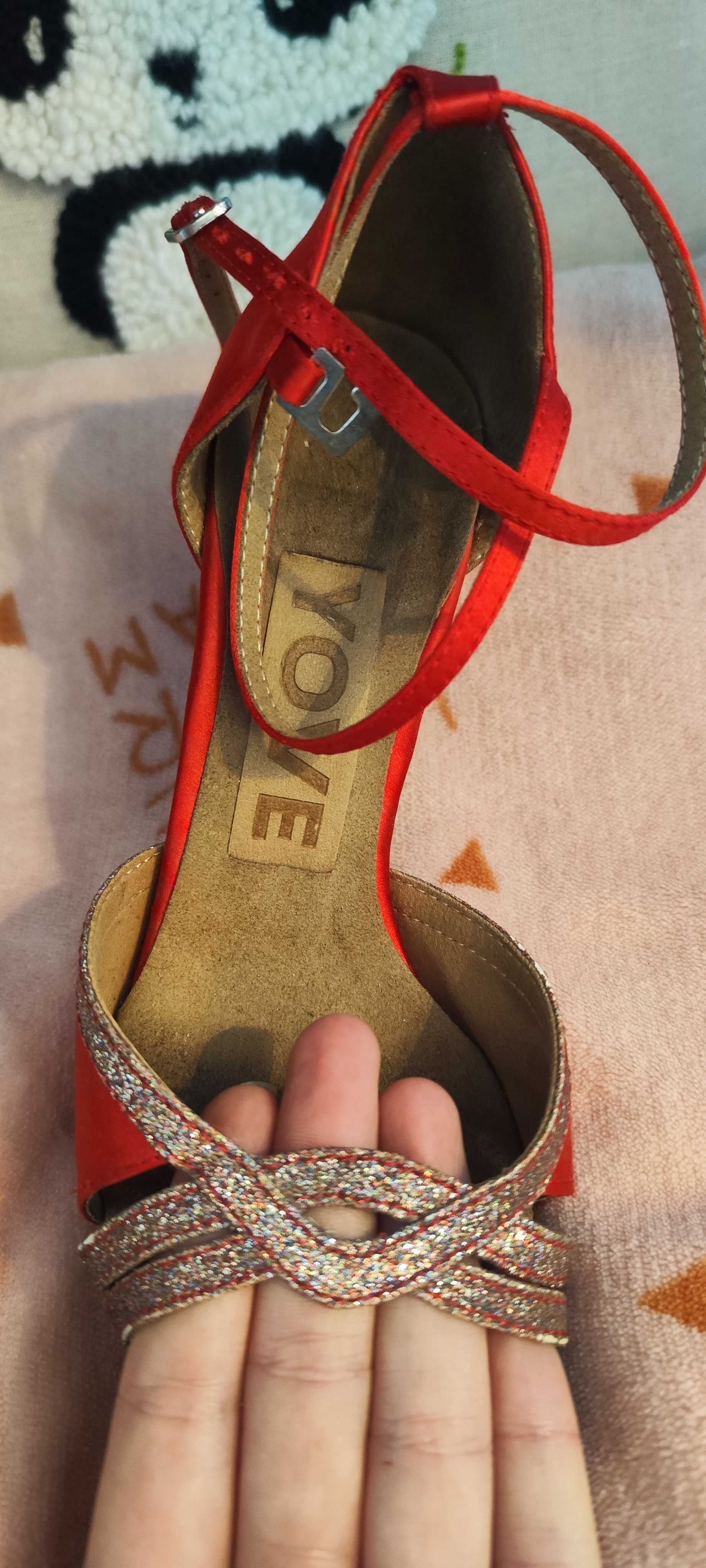 Sapatos de dança vermelhos da marca YOVE como novos