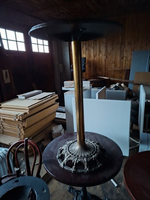 Stare stoły z nogami żeliwnymi