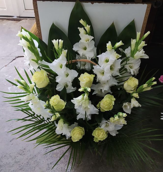 Похоронні корзини з живих квітів
