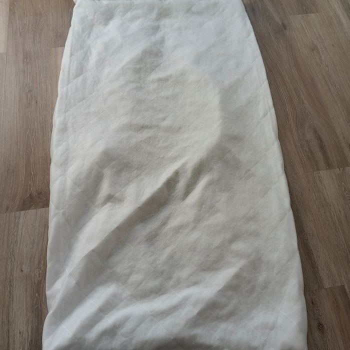 Materac do spania dla dziecka z pokrowcem.