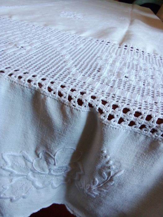 Toalha de Mesa em Linho e Crochê
