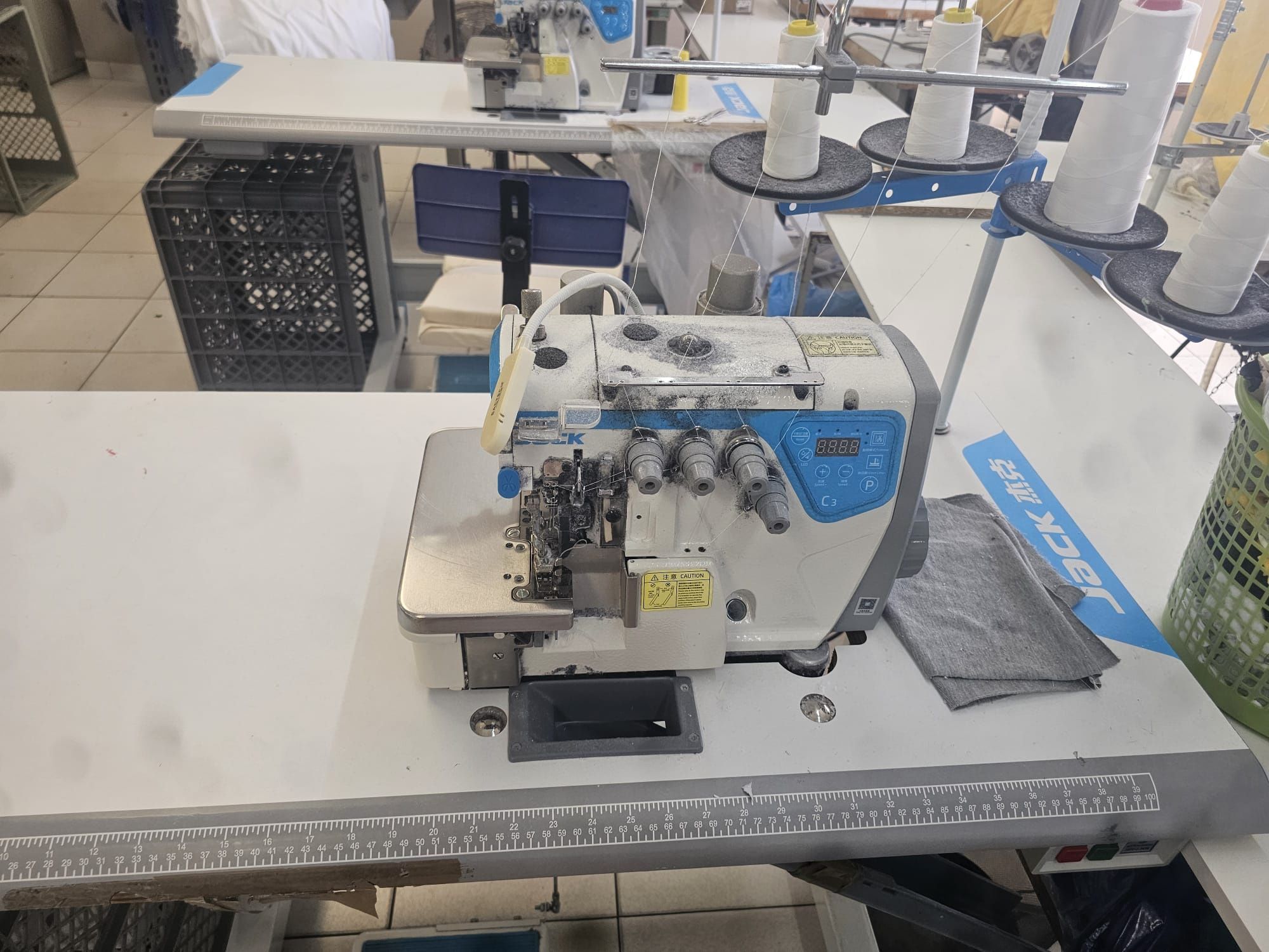 Máquina de corte e coze  com gaveta e depósito