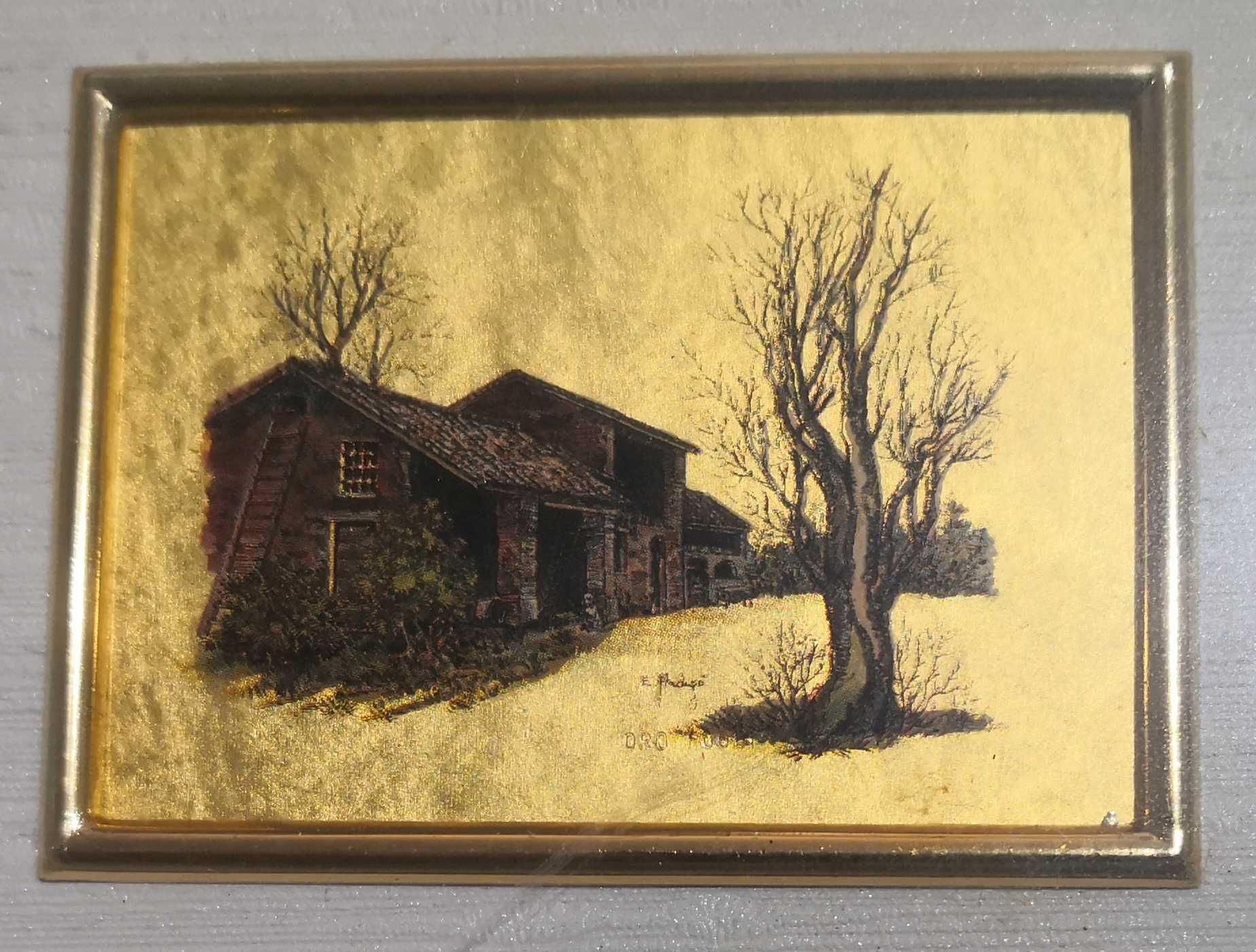 Quadros com gravuras de fundo dourado