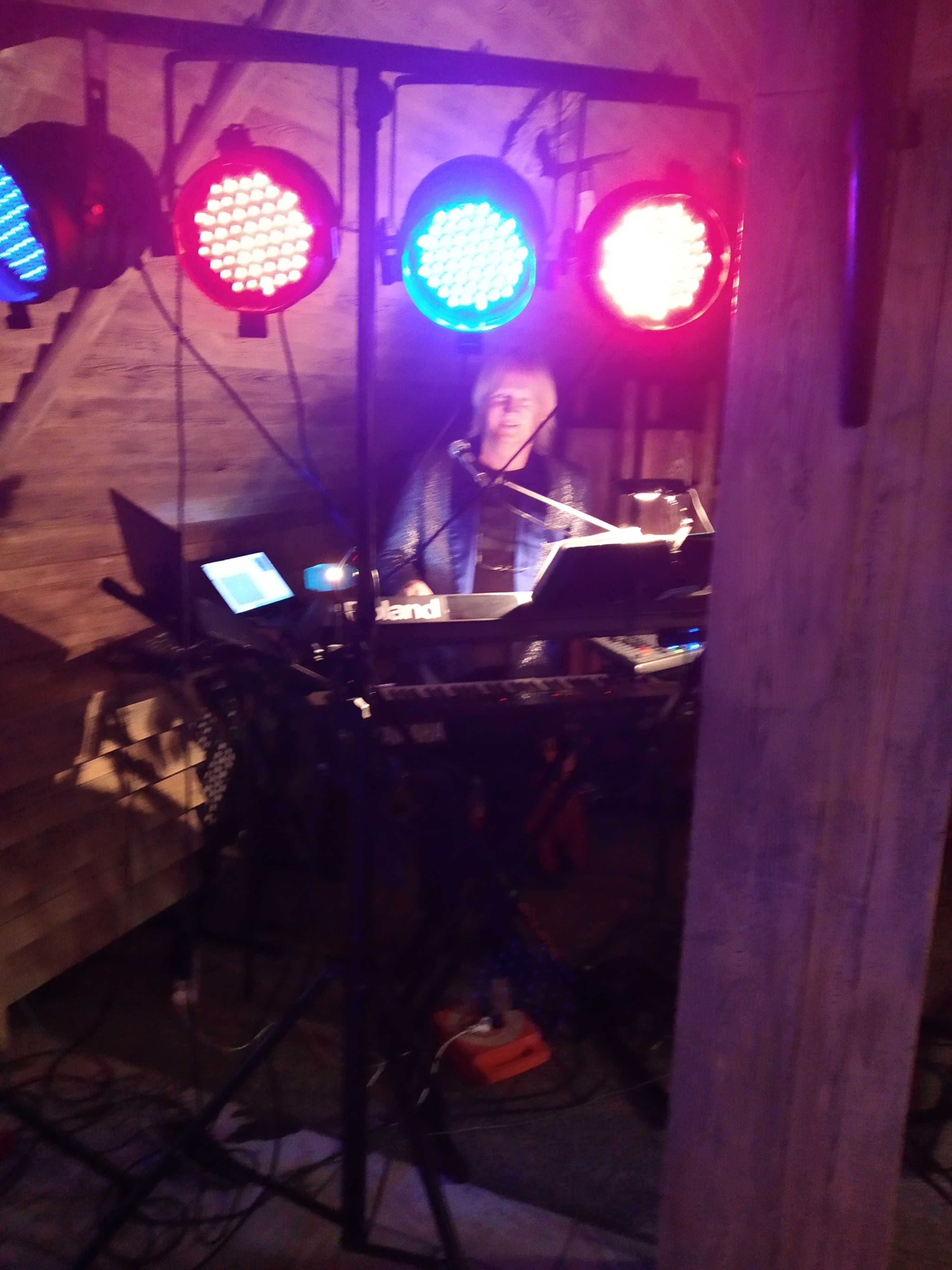 Dj prezenter oraz muzyk grający i śpiewający