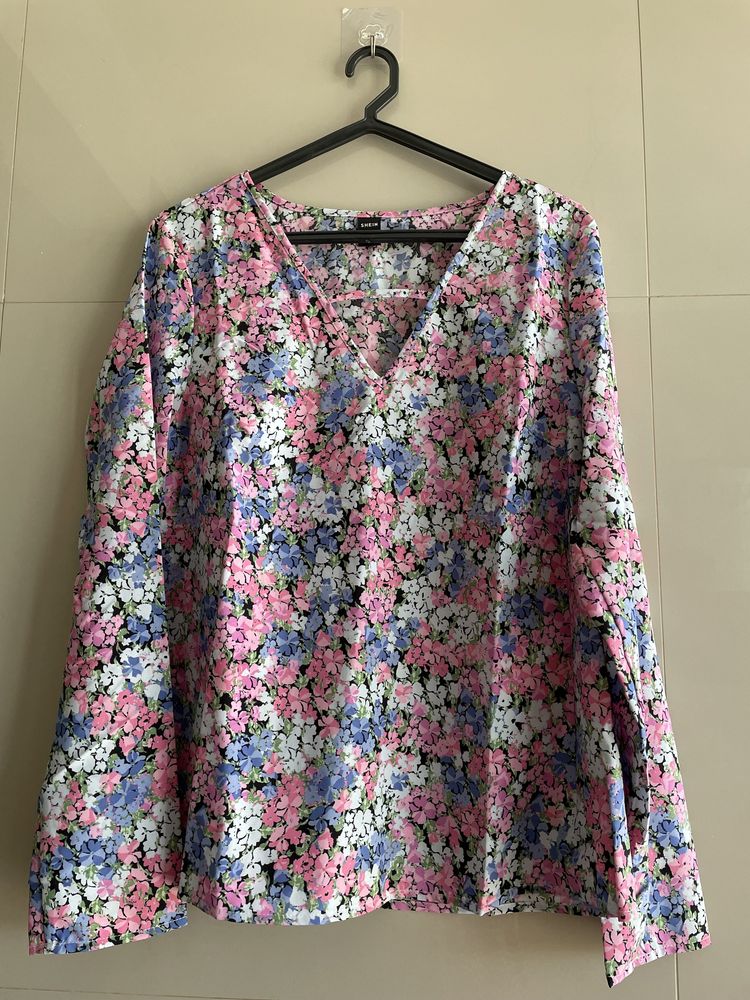 Blusa com flores Shein