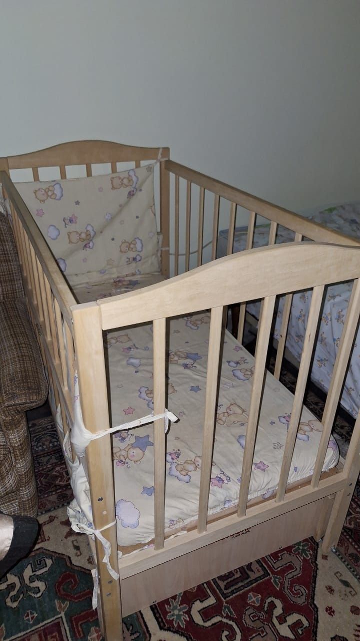 Продам дитяче ліжечко маятникового типу з ясеня