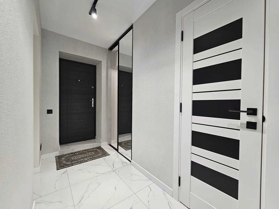 Двокімнатна з кухнею-студією біля стометрівки