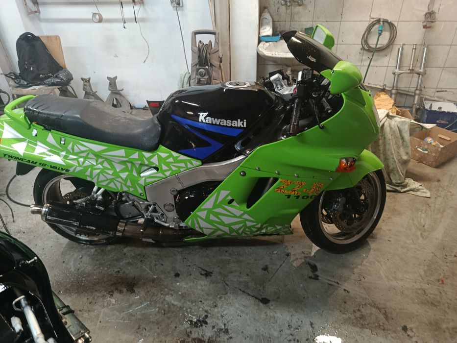 Kawasaki zzr1100 w całości na części silnik owiewka lampa