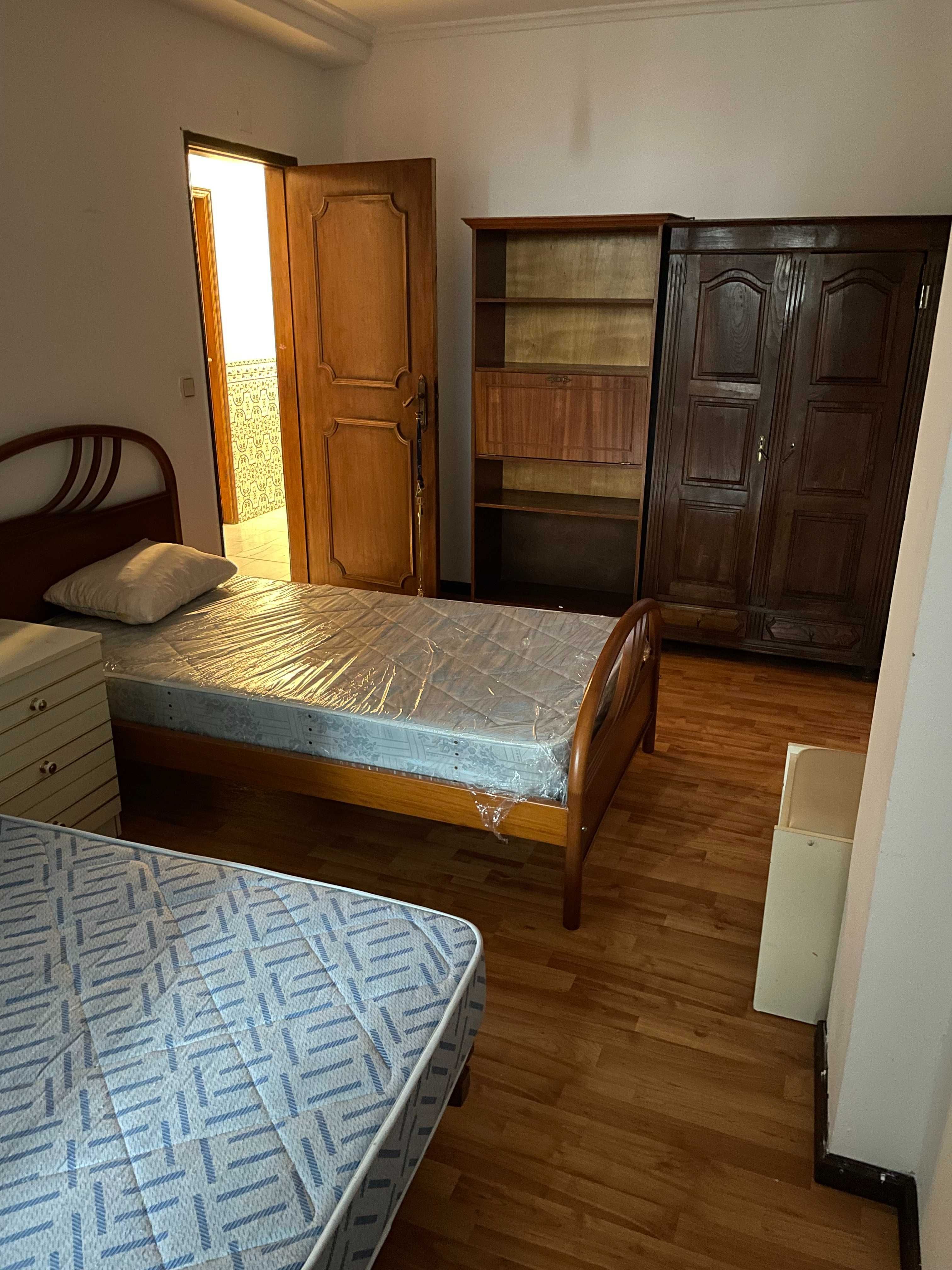 Cama com colchão em excelente estado