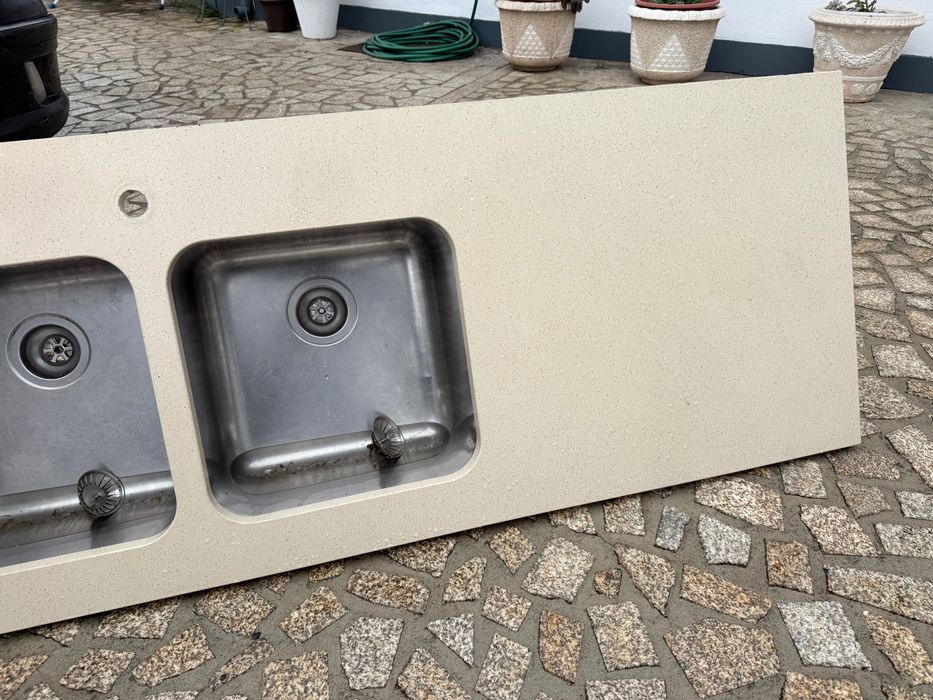 Tampo de cozinha em pedra sintética + lava-louça duplo inox
