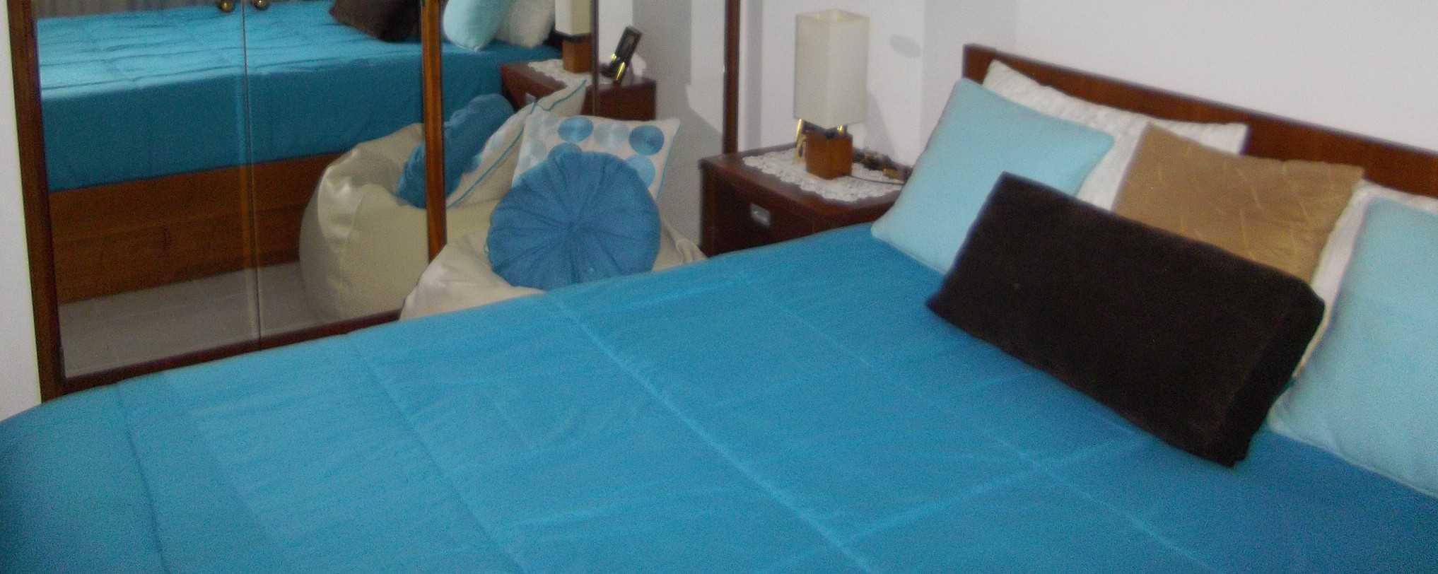 Cama + 2 Mesas cabeçeira + colchão + Puff