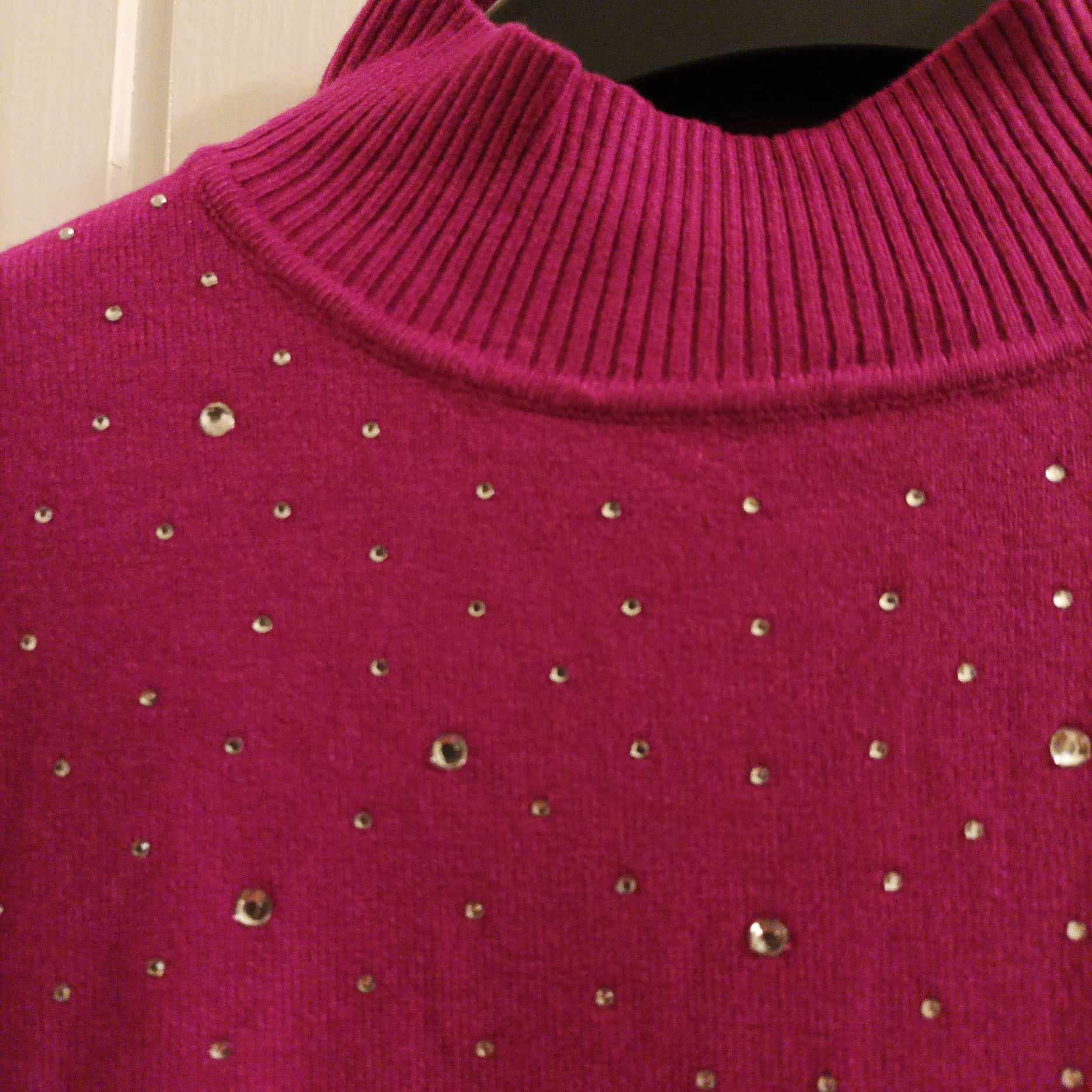 SWETER damski z cyrkoniami amarant.