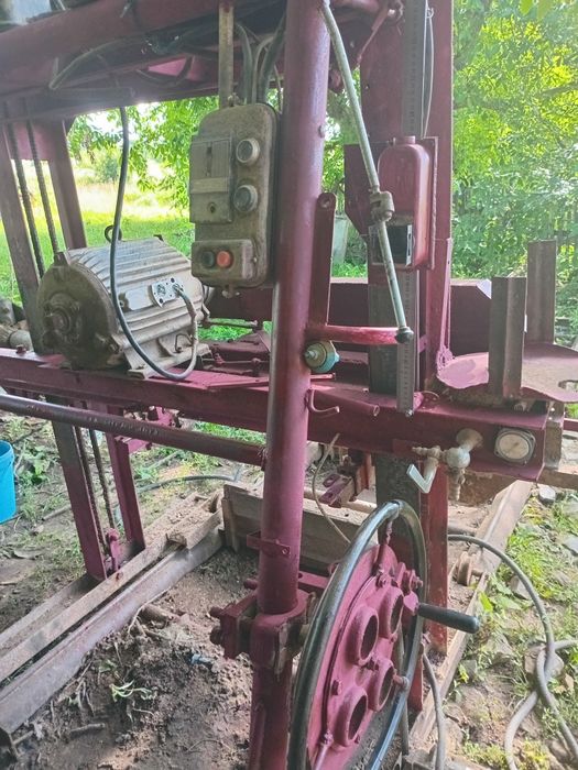 Стрічкова пилорама з колуном.