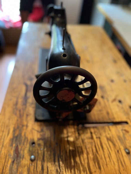 Maszyna do szycia PFAFF na stole SINGER / stół, nogi