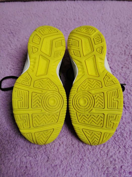 Asics buty sportowe na halę Upcourt 3 GS JR 1074A005-003 r. 32,5