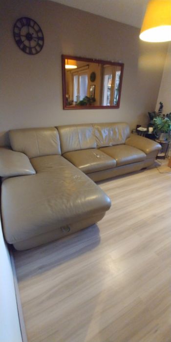 Rogówka oliwkowa z funkcją spania i pojemnikiem na pościel.