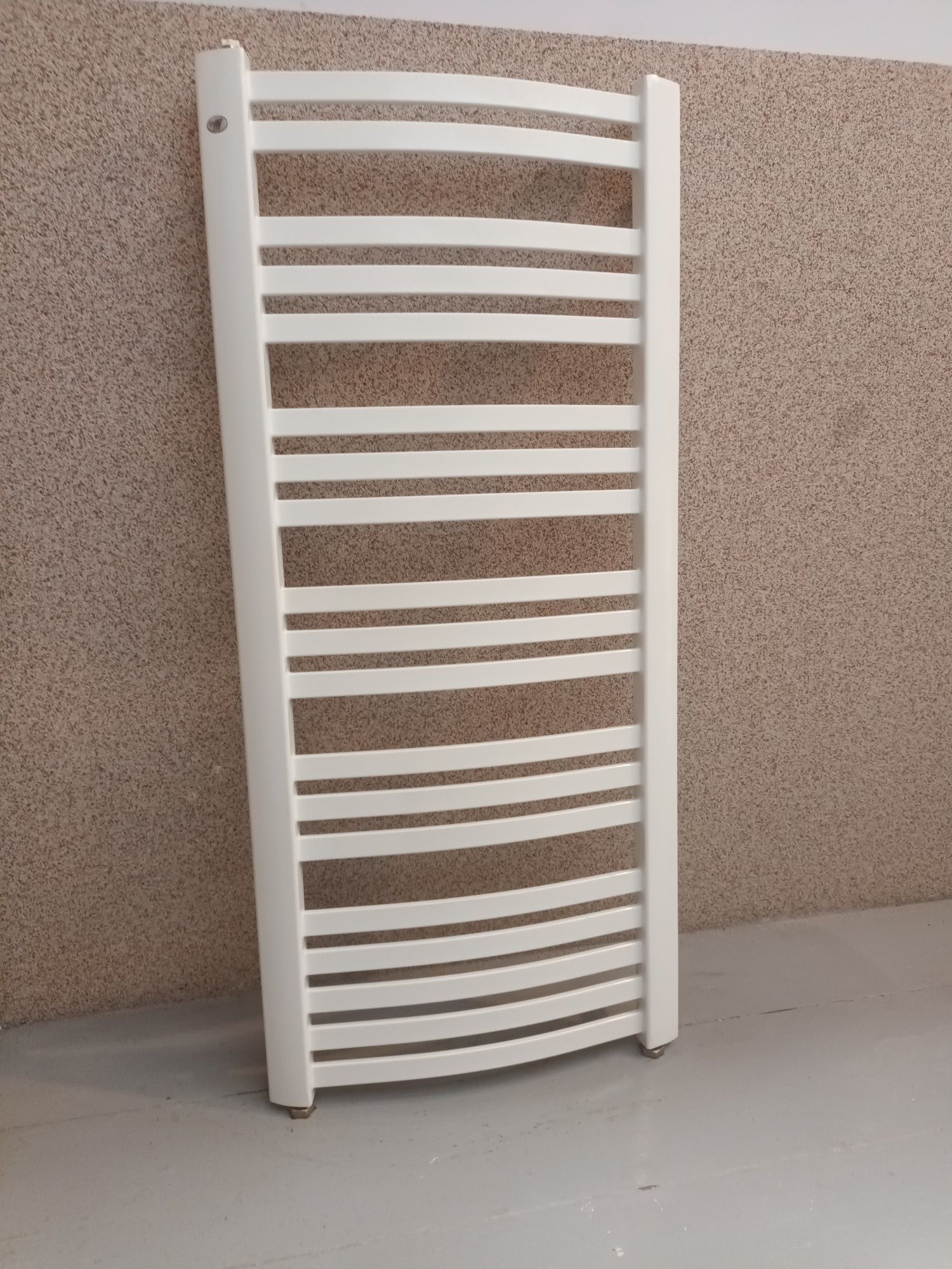 Grzejnik łazienkowy 123x55 cm 700 w