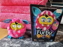 Furby boom w pudełku zabawka interaktywna  różowy