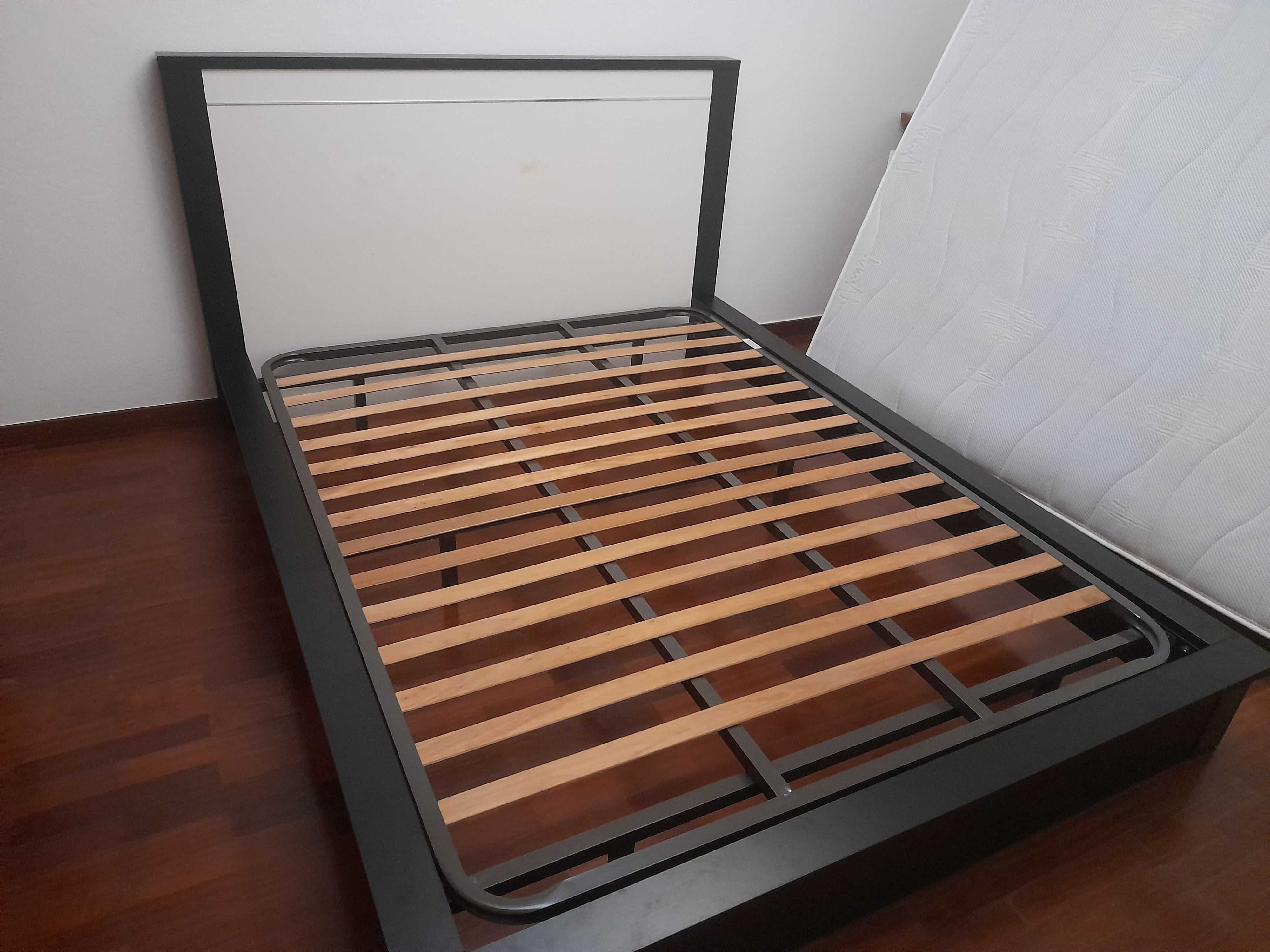 Cama de casal com cabeceira em preto e branco