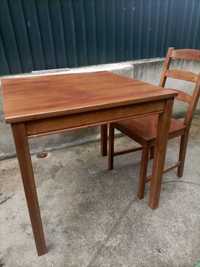 Mesas e cadeiras de madeira