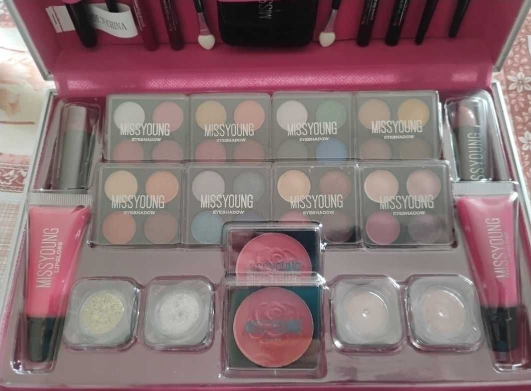 NOWY Kuferek Z Kosmetykami Walizka Zestaw Do Makeup DOBRZE WYPOSAŻONY