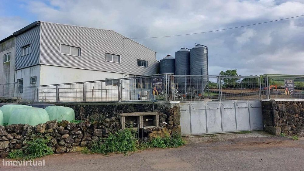 Prédio Urbano com Terreno para investimento na Feteira - Angra do Hero