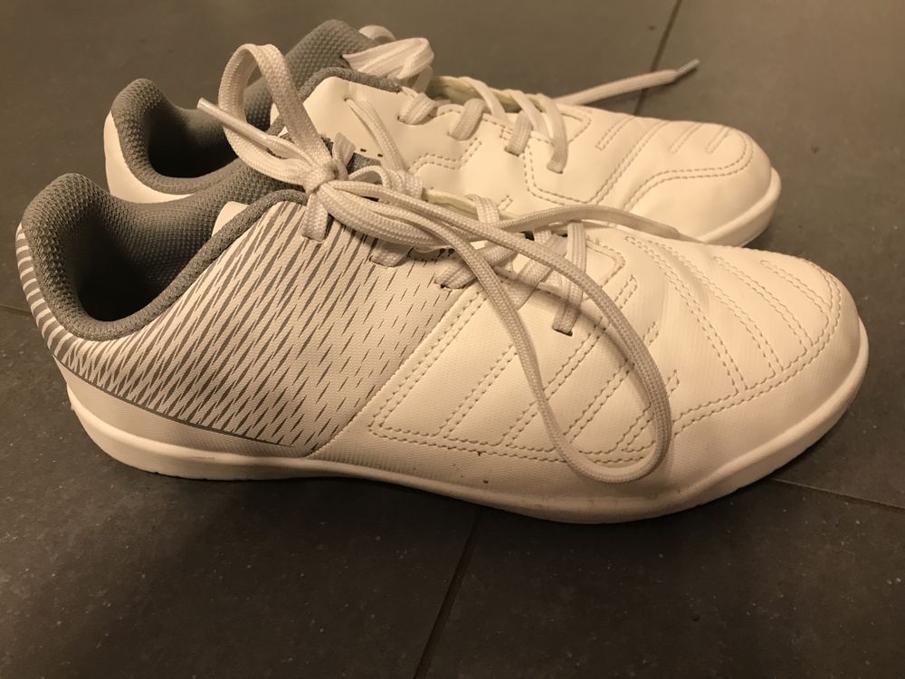 Buty halowe, piłkarskie z białą podeszwą.