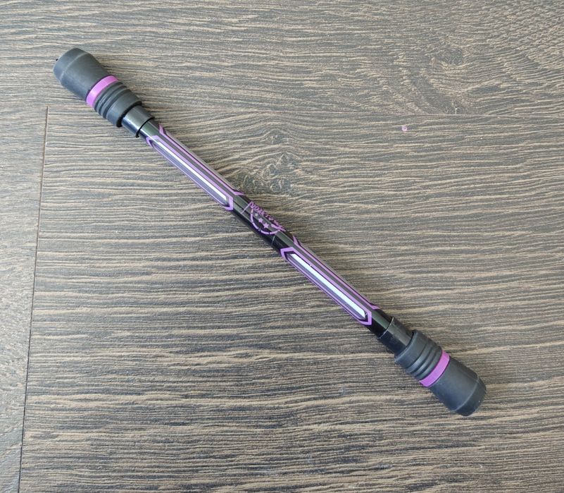 Kreatywny, obrotowy długopis - praktyka sztuczki kręcenia długopisem