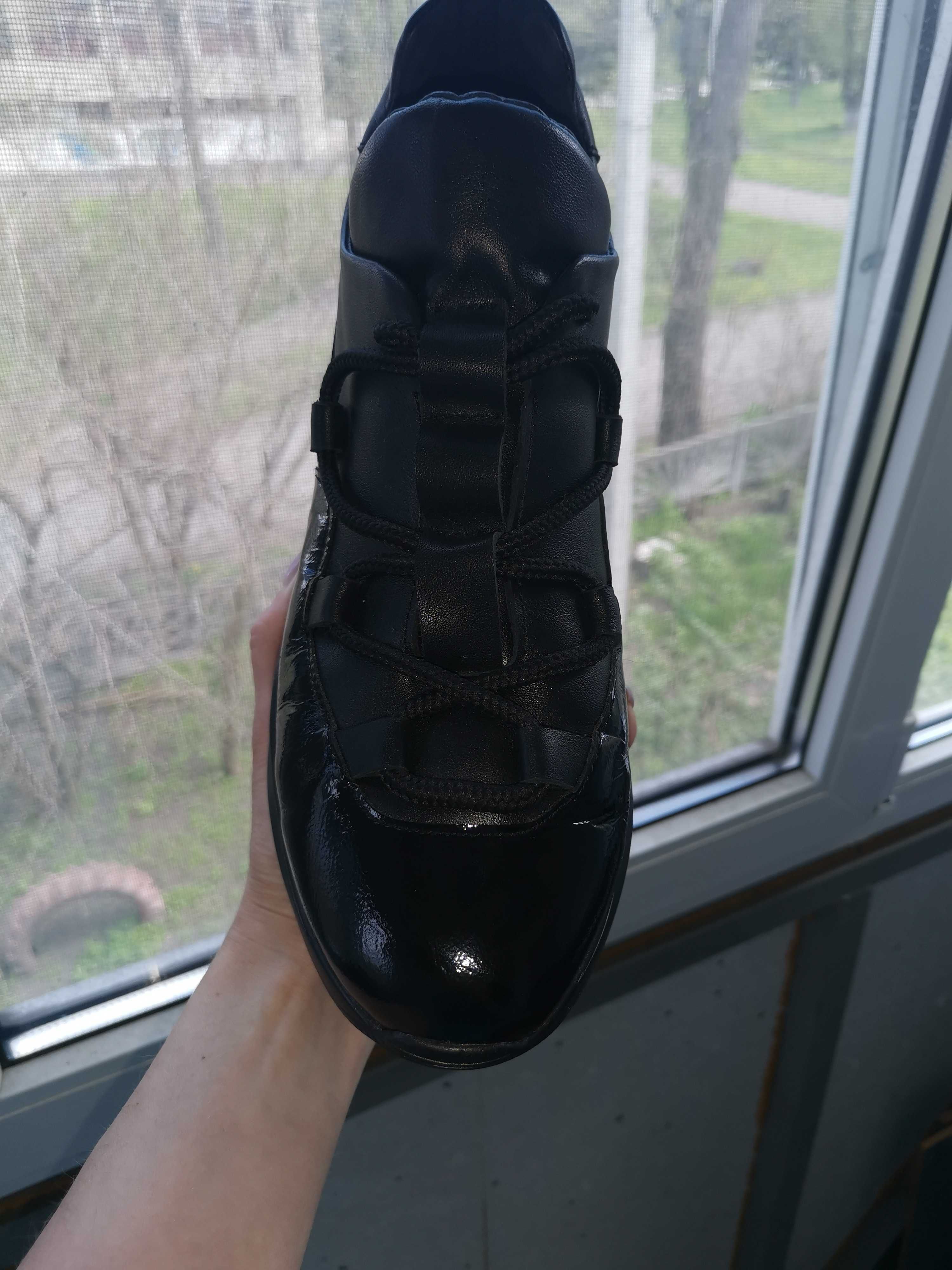 Чёрные натуральные кожаные лаковые кроссовки 26-26,5на толстой подошве